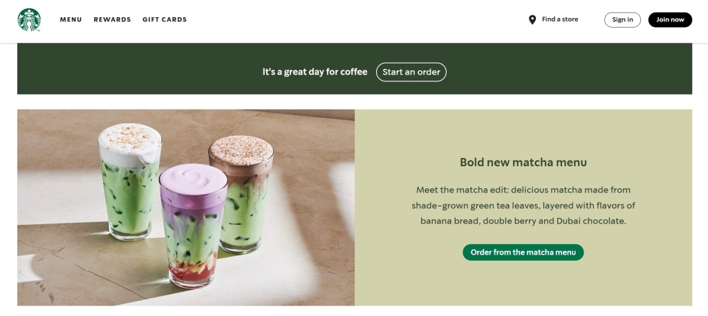 Главная страница Starbucks с обновленным меню матча, демонстрирующая лаконичный логотип с сиреной и фирменный зеленый цвет. 